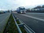 SZM Mercedes-Benz Actros mit Pritsche-Planen-Auflieger gesehen auf der A 61, Höhe Raststätte Dannstadt, am 16.01.2014