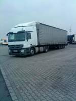 SZM Mercedes-Benz Actros 1844 mit Pritsche-Planen-Auflieger gesehen auf dem Parkplatz am Autohof Grnstadt am 03.02.2014