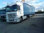 SZM Mercedes-Benz Actros 1845 mit Pritsche-Planen-Auflieger der Spedition Niehaus gesehen auf dem Autohof in Grnstadt am 18.02.2014