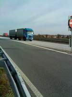 LKW DAF XF Hngerzug mit Pritsche-Planen-Aufbau der Spedition Weiss gesehen auf der  A6 Hhe Grnstadt am 18.02.2014