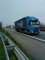 SZM Volvo FH Globetrotter mit Pritsche-Planen-Auflieger der Spedition Transmec gesehen auf der A 61 Hhe Rasthof Dannstadt am 18.03.2014