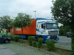 SZM DAF XF mit Pritsche-Planen-Auflieger der Spedition Egger Bratislava gesehen auf dem Parkplatz am Globus in LU-Oggersheim am 14.07.2014