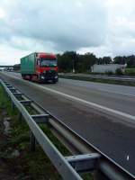 SZM Mercedes-Benz Actros 1844 mit Pritsche-Planen-Auflieger gesehen auf der A 61 Nhe Raststtte Dannstadt am 14.07.2014