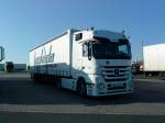 SZM Mercedes-Benz Actros 1844 LS mit Pritsche-Planen-Auflieger der Spedition Kaskada gesehen auf dem Autohof in Grnstadt am 14.07.2014 