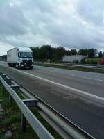 SZM Mercedes-Benz Actros mit Pritsche-Planen-Auflieger unterwegs auf der A 61, Hhe Rasthof Dannstadt, gesehen am 14.07.2014