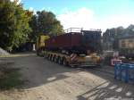 Volvo Tieflader und im Huckepack steht aufm Hnmger der Aussichtswagen in Putbus am 1.10.13