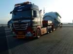 SZM Mercedes-Benz Actros 3355 mit Tieflader, beladen mit Schwerlastgut, auf dem Autohof in Grnstadt am 26.11.2013