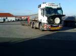 SZM Mercedes-Benz Actros 2548 mit Tiefladerauflieger auf dem Autohof in Grnstadt am 02.12.2013