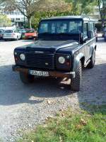 PKW Land Rover Defender auf einem Parkplatz in Bad Drkheim am 02.10.2013