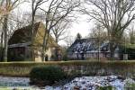 Ole Kerk (erbaut 1353) und Pastorat in Bispingen, Lüneburger Heide.