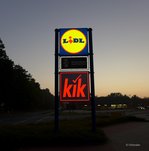 Aussenwerbung von LIDL und KiK in Faßberg, Niedersachsen.