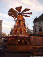 Ghweinstand mit einer Groen Weihnachtspyramide auf dem Marktplatz in Halle (Saale) am 15.11.14