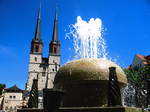 Brunnen auf dem Hallmarkt mit Blick auf die Kirche am Marktplatz Halle (Saale) am 14.6.17