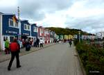 Helgoland, Hafenstraße im Unterland mit Hummer- und Fischbuden.