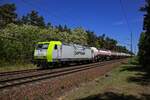 Die 185 550 von Captrain f�hrt am 21.05.2025 mit einer langen Schlange Kesselwagen bei Ludwigsfelde-Struveshof in Richtung Westen.
