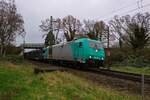 Mit einem Ganzzug aus leeren Autotransportwagen ist 185 612 am 11.12.24 bei Meerbusch-Osterath unterwegs in Richtung S�den.