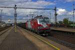 Mit einem langen G�terzug aus offenen Wagen durchf�hrt 193 749, die an ein tschechisches EVU vermietet ist, am 25.04.24 Ostrava-Svinov in Richtung S�dwesten.