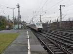 Eine Doppeltraktion ICE3 muss auf der Hohenzollernbr�cke auf Einfahrt in den K�lner Hauptbahnhof warten und blockiert so die Weichenstra�en im Bahnhof K�ln-Messe/Deutz.