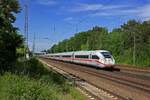 Der Triebzug 9490 ist am 21.05.25 nur noch wenige Minuten vom n�chsten Zwischenhalt in Berlin-S�dkreuz entfernt, als der Zug durch den Bahnhof Ludwigsfelde eilte.