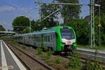 40 Jahre lang war Herten im n�rdlichen Ruhrgebiet die gr��te Stadt in Deutschland, die nicht �ber eine Eisenbahnanbindung verf�gte. Die durch das Stadtgebiet verlaufende Strecke von Oberhausen nach Hamm diente nur dem G�terverkehr. Seit Ende 2022 besitzt die Stadt wieder einen (recht spartanisch ausgestatteten) Haltepunkt, der von der Linie S9 bedient wird, die einen neuen Ast von Bottrop nach Recklinghausen erhielt. Die Anbindung ins Stra�ennetz ist allerdings nicht optimal gel�st. Die beiden Bahnsteige verf�gen jeweils �ber einen separaten Zugang und ein Wechsel ist nur mit einem Fu�weg von �ber 700 Metern m�glich. Dabei �berquert man die im Hintergrund sichtbare Br�cke, die sich zwar unmittelbar am Bahnsteigende befindet, aber nicht f�r Zugangsbauwerke genutzt wurde.