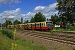 Auf dem Weg zum Flughafen BER ist 481 456 am 11.08.2024 in der Nhe des Haltepunkts Johannisthal unterwegs.