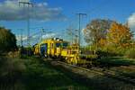 Ein Bauzug, unter anderem bestehend aus einer Stopfmachine mit einem vorgestellten Flachwagen, rollt am 23.10.24 durch den n�rdlichen Teil der Wuhlheide bei Berlin-Biesdorf.