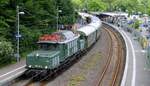 Die von der Museumseisenbahn Hamm eingesetzte 194 158 auf Sonderfahrt von Hamm nach Kettwig durchfhrt mit ihrem Umbau-Dreiachser-Zug den Haltepunkt Essen-Werden 12.06.2022 