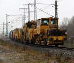 Da guckt man einmal ich die falsche Richtung in der Hoffung es kommt was von Schwerin,nix da 2xPress V100 mit Bauzug kamen aus Richtung Rostock-Seehafen gefahren auf dem Weg Richtung Sden.01.12.2012