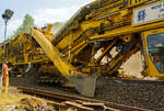 Im Einsatz auf der Hellertalbahn (KBS 462) bei Würgendorf am 15.07.2013: Die Plasser & Theurer Hochleistungs-Bettungsreinigungsmaschine RM 95-800 W, Schweres Nebenfahrzeug Nr.