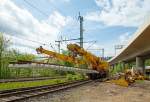   Nun hat der 125t - KIROW Gleisbauschienenkran KRC 810 T der Hering Bau (Burbach), Schweres Nebenfahrzeug Nr.