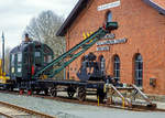 
Der DEMAG Dampfkran / -bagger mit einem zweiachsigen Schutzwagen am 26.03.2016 ausgestellt im Deutschen Dampflokomotiv-Museum DDM in Neuenmarkt-Wirsberg. 

Gebaut wurde der Dampfkran bzw. Dampf-Seilbagger 1927 von der  Demag AG in Duisburg unter der Fabriknummer 5363. Der derzeit nicht betriebsfähige Dampfdrehkran des DDM war bis 1973 im Hafen Deggendorf im Einsatz.

Der Schienenkran hat ein zweiachsiges angetriebenes Laufwerk, einen Drehkranz, neigbarem Ausleger und zwei Zugseilen (für Zweiseil-Greifer). Antrieb durch eine liegende Zwillingsdampfmaschine mit Gabelrahmen, gebohrten Kreuzkopfgleitbahnen. Die Joy-Steuerung mit je zwei schwenkbaren Gleitstücken je Zylinder ist über der Kurbelwelle. Die Welle treibt über Stirnräder und mit Klauenkupplungen ausrückbaren Kegelrädern die Seiltrommeln, das Fahr- und Drehwerk an. Der Kessel ist stehend mit einen max. Druck  8 bar leistet er max. 200 kg/h Dampf. Die Kesselspeisung erfolgt über 2 Injektoren, außerdem ist ein dritter Injektor vorhanden, mit dem bei Bedarf Wasser von außen in den Reservetank gesaugt werden kann.

Der Kran kann auch Rangieraufgaben bewältigen, seine Zugkraft reicht für 3 beladene Wagen (20t) oder 9-10 leere Wagen aus. Der Baggergreifer kann (bei einer Tragkraft 3 t) 1,5 m³ Kohle aufnehmen.

TECHNISCHE DATEN:
Hersteller:	DEMAG AG, Duisburg
Spurweite: 1.435 mm (Normalspur)
Bauart: Dampfkran B n2t
Länge über Kupplung: 4.920 mm
Dienstgewicht: ca. 28 t
Höchstgeschwindigkeit: 6,6 km/h
Tragkraft: 6.000 kg bei Auslage 5,5 m / 2.000 kg bei Auslage 12 m
Steuerungsbauart: einfacher Schieber, umsteuerbar
Zylinderzahl: 2
Dampfdruck: 8 bar
Leistung: 25 bis 30 PS
