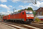   Die 152 038-6 (91 80 6152 038-6 D-DB) der DB Cargo AG fährt ma 10.08.2019 mit dem Einheitshilfsgerätewagen der Bauart 388, D-DB 60 80 9927 051-4 Ehg 388, der DB Netze AG (DB Netz