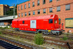 Der Koblenzer Hilfszug-Wagen 99 80 9370 061-0 D-DBMP der DB InfraGO AG (ex DB Netz AG / DB Netz Notfalltechnik) steht am 01 Juli 2025 beim Hauptbahnhof Koblenz. 

Der Hilfszug AOC - ANWENDUNGSORIENTIERTER CONTAINER:
Der Hilfszug ist eine fahrende Werkstatt und bietet ein hervorragendes Raumangebot für Gerät und Mannschaft. Die Wechselaufbauten können im Falle einer Revision des Trägerwagens einfach auf ein anderes Trägerfahrzeug umgesetzt werden. Dadurch spart man das mühsame und vor allem zeitintensive Umladen des gesamten Equipments von einem zum anderen Wagen.

Dieses neuartige System aus Wechselaufbau und Trägerwagen heißt in der Fachsprache AOC/MTF (Anwendungs Orientierter Container kombiniert mit einem Multifunktionalen – oder auch modularem TrägerFahrzeug). Die Wechselbehälter haben Falttüren, einen geraden Boden und zwischen diesem und der Tiefladefläche sind zusätzliche Staukästen eingebaut worden. Diese bieten z.B. der Aufgleisbrücke einen idealen gleisnahen Platz. Die Toilettenanlage wurde mit einer umweltfreundlichen Verbrennungstoilette realisiert.

Das Trägerfahrzeug/Wagen (MTF) wurde von dem slowakischen Güterwagenhersteller Tatravagónka A.S. gebaut, wobei die Drehgestelle von ELH Eisenbahnlaufwerke Halle sind.
Der Wechselaufbau (AOC) ist von Gföllner Fahrzeugbau und Containertechnik GmbH St.Georgen (Österreich)

TECHNISCHE DATEN:
Spurweite: 1.435 mm
Anzahl der Achsen: 4 (in 2 Drehgestellen)
Länge über Puffer: 18.240 mm
Drehzapfenabstand: 11.790 mm
Achsabstand im Drehgestell: 1.800 mm
Laufraddurchmesser: 920 mm (neu)
Höchstgeschwindigkeit: 100 km/h (beladen gem. Lastgrenzraster S) / 120 km/h (beladen gem. Lastgrenzraster SS oder leer)
Kleinster befahrbarer Radius: R 75 m
Leergewicht: 23.500 kg
Max. Ladegewicht nach Lastgrenzraster S: 48,5 t ab Streckenklasse B
Max. Ladegewicht nach Lastgrenzraster SS: 40,5 t ab Streckenklasse A
Bremse: KE-GP-A
Bremssohle: C 810
Handbremse: an einem Drehgestell
