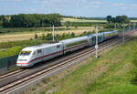 ICE-Testzug fährt bis zu 405,0 km/h und sammelt wichtige Erkenntnisse für den Hochgeschwindigkeitsverkehr. Die DB und Siemens Mobility haben bei Testfahrten einen neuen Geschwindigkeitsrekord für die Strecke Erfurt–Leipzig/Halle erreicht. Die Fahrten liefern wichtige Erkenntnisse für die Sanierung von Schnellfahrstrecken sowie die technische Weiterentwicklung von Hochgeschwindigkeitszügen.

Hier der ICE-S bei Testfahrten auf der Schnellfahrstrecke Erfurt-Leipzig/Halle bei Berlstedt am 27.06.2025. Der Zug besteht aus zwei modifizierten ICE-2-Triebköpfen (410 101 und 410 102), zwei Mittelwagen (810 101 und 810 102), sowie in der Mitte dem Prototyp-Wagen des „Velaro Novo“.  

Bild und Copyright: Deutsche Bahn AG / Fotograf Oliver Lang
