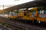 Ein Skl 53 / Klv 53 (Rottenkraftwagen/Gleiskraftwagen) der SRR-Stricker Rose Rail GmbH (Bönen) mit je einem vorangestellten und angehangenen Kla 03 (Anhänger für schweren Rottenkraftwagen) fährt am Abend des 24 Juni 2025 durch den Bahnhof Betzdorf/Sieg in Richtung Köln.

Die Abkürzung Klv steht für Kleinwagen mit Verbrennungsmotor, oft wird er auch als Skl 53 bezeichnet, wobei das Skl für Schwerkleinwagen steht. Diese zweiachsigen Fahrzeuge haben eine Leistung von 150 PS und eine Nutzlast von 7,9 t, sowie ein Anhängelast von 42 t. Die Höchstgeschwindigkeit beträgt 70 km/h.