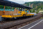 Ein Skl 53 / Klv 53 (Rottenkraftwagen/Gleiskraftwagen) der SRR-Stricker Rose Rail GmbH (Bönen) mit je einem vorangestellten und angehangenen Kla 03 (Anhänger für schweren Rottenkraftwagen) fährt am Abend des 24 Juni 2025 durch den Bahnhof Betzdorf/Sieg in Richtung Köln.

Die Abkürzung Klv steht für Kleinwagen mit Verbrennungsmotor, oft wird er auch als Skl 53 bezeichnet, wobei das Skl für Schwerkleinwagen steht. Diese zweiachsigen Fahrzeuge haben eine Leistung von 150 PS und eine Nutzlast von 7,9 t, sowie ein Anhängelast von 42 t. Die Höchstgeschwindigkeit beträgt 70 km/h.