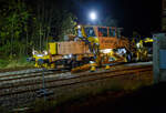 Die Baustelle Bahnhof Herdorf am Abend des 26 Oktober 2025 (ab 21:10 Uhr). Nach jedem Stopfdurchgang, wie hier von der P & T UNIMAT 09-4x4/4S E (eine Nivelier-, Hebe-, Richt- und Universalstopfmaschine), der neuen Weiche 3 folgt eine Schotterplaniermaschine. So ist es hier die Schnell-Schotterplaniermaschine SSP 110 SW, D-ERB 99 80 9425 039-1 der Eiffage Infra-Rail GmbH (Herne), ex 97 16 40 546 17-4 der Heitkamp GmbH Herne (spter Eiffage Rail), im Einsatz.

Der Schotterpflug wurde 1995 von der Deutschen Plasser unter der Fabriknummer 591 gebaut. 

TECHNISCEN DEATEN der Schotterplaniermaschine SSP 110 SW:
Spurweite: 1.435 mm (Normalspur)
Achsanzahl: 2
Lnge ber Puffer: 17.230 mm
Achsabstand: 8.100 mm
Eigengewicht: 37 t
Anhngelast: 20 t
Hchstgeschwindigkeit: 90 km/h
Zugelassen zur Mitfahrt:  3 Personen
Kleinster befahrbarer Kurvenradius:  R 120 m      
Zugelassen fr Streckenklasse: B1 und hher