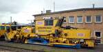 Gleismaschine Schotterreinigung Plasser & Theurer SSP 110 SW  Tauberfeger  von Strabag in Ulm am 1.04.2009.