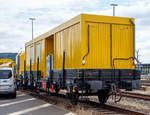   Zweiachsiger Flachwagen (Niederbordwagen) 27 80 3302 030-8 D-WSG der Gattung Ks mit aufgesetzten Werkstatt- und Aufenthaltscontainer für den Drehhobel D-HOB 4.0 (D-HOB 2500) der Schweerbau,