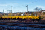 Vierachsiger Drehgestell-Flachwagen mit klappbaren Seitenborden, 33 80 3936 002-3 D-HGUI, der Gattung Res, (ein Schutzwagen zu einem Gleisbauschienenkran), der Hering Bahnbau GmbH (Burbach), abgestellt am 25 Dezember 2024 in Scheuerfeld/Sieg.

TECHNISCHE DATEN:
Spurweite: 1.435 mm
Länge über Puffer: 19.900 mm
Drehzapfenabstand: 14.860 mm
Achsabstand im Drehgestell: 1.800 mm
Länge der Ladefläche: 18.500 mm
Ladefläche: 48 m²
Höchstgeschwindigkeit: 100 km/h
Eigengewicht: 24.030 kg
Maximale Ladegewicht: 55,9 t (ab Streckenklasse C)
Kleinster bef. Gleisbogenradius: 75 m
Bremse: KE-GP
Int. Verwendungsfähigkeit: RIV