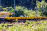 Vierachsiger Drehgestellflachwagen mit klappbaren Seitenborden und Rungen, der Hering Bahnbau GmbH (Burbach), 80 80 3948 001-3 D-HGUI, Gattung Res, als Schutzwagen zum GOTTWALD Gleisbauschienenkran GS 40.08 T, abgestellt am 26 August 2025 im Rbf Betzdorf/Sieg.

TECHNISCHE DATEN: 
Spurweite: 1.435 mm
Länge über Puffer: 19.900 mm
Drehzapfenabstand: 14.860 mm
Achsabstand im Drehgestell: 1.800 mm
Länge der Ladefläche: 18.660 mm 
Ladefläche: 50,5 m
Höchstgeschwindigkeit:  beladen 100 km/h / leer 120 km/h
Eigengewicht: 23.100 kg
Maximale Ladegewicht: 56,5 t (ab Streckenklasse C)
Kleinster bef. Gleisbogenradius: 75 m
Bremse: KE-GP