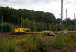 Der 125 t KIROW Gleisbauschienenkran KIROW Multi Tasker KRC 810 T (mit Schwerlastausrüstung), Schweres Nebenfahrzeug Nr. D-HGUI 99 80 9419 024-1, ex 97 82 53 513 19-3, der HERING Bahnbau GmbH (Burbach) ist am 28 September 2025 im Rbf Betzdorf/Sieg abgestellt. 

Vor dem Kran sind die vierachsige (2 x 2-achsige) lange Flachwageneinheit mit abgesenktem Fußboden (ohne Radvorlegern) 27 80 434 8 089-8 D-HGUI, der Gattung Laadkks (TWA 850 RV), sowie davor der Drehgestell-Flachwagen 37 80 3999 048-6 D-HGUI, der Gattung Res, als Schutzwagen zum Kran (u.a. beladen mit der Traverse, Anschlagmittel und sonstiges Zubehör).

