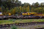 Der 150 t Gleis- und Eisenbahndrehkran (EDK) KIROW Multi Tasker KRC 1200, D-HGUI 99 80 9419 041-5 „IDEFIX“ der HERING Bahnbau GmbH in Burbach-Holzhausen, ist am 19 Oktober 2025 im Rbf Betzdorf/Sieg abgestellt. Leider stehen noch auf den Gleisen davor andere Wagen. Nach der Gewichtsklasse hätte der Kran eher den Namen „Obelix“ verdient und nicht den Namen nach Hund von Obelix „Idefix“. 
Links hinter dem Kran den vierachsige Gegenlastwagen D-HGUI 99 80 9310 032-4 auf der einen Seite mit dem abgelegten Gegengewicht des Krans und auf der anderen Seite stützt, sich hier in der Transportstellung, das Gegengewicht-Teleskop hydraulisch auf dem Gegenlastwagen ab. Durch die Abstützung wird die Achslast und folglich die Streckenlast (Meterlast) vom Kran auf max. 7,2 t/m reduziert. Die max. Achslasten betragen beim Kran 13,7 t und den Wagen 19,9 t, so kann der Kranzug auf der Streckenklasse C befördert werden. 
Dahinter noch ein vierachsiger Drehgestell-Flachwagen, Nummer unbekannt, der Gattung Res als Kran-Schutzwagen gegenlastseitig, u. a, beladen mit Werkstattcontainer, kleine Traversen, Anschlagmittel und sonstiges Zubehör/Equipment.
Rechts vor dem Kran ein vierachsiger Drehgestell-Flachwagen, Nummer unbekannt, der Gattung Res als Kran-Schutzwagen auslegerseitig beladen mit langen Traversen.  Der 150 t Gleis- und Eisenbahndrehkran (EDK) KIROW Multi Tasker KRC 1200, D-HGUI 99 80 9419 041-5 „IDEFIX“ der HERING Bahnbau GmbH in Burbach-Holzhausen, ist am 19 Oktober 2025 im Rbf Betzdorf/Sieg abgestellt. Leider stehen noch auf den Gleisen davor andere Wagen. Nach der Gewichtsklasse hätte der Kran eher den Namen „Obelix“ verdient und nicht den Namen nach Hund von Obelix „Idefix“. 
Links hinter dem Kran den vierachsige Gegenlastwagen D-HGUI 99 80 9310 032-4 auf der einen Seite mit dem abgelegten Gegengewicht des Krans und auf der anderen Seite stützt, sich hier in der Transportstellung, das Gegengewicht-Teleskop hydraulisch auf dem Gegenlastwagen ab. Durch die Abstützung wird die Achslast und folglich die Streckenlast (Meterlast) vom Kran auf max. 7,2 t/m reduziert. Die max. Achslasten betragen beim Kran 13,7 t und den Wagen 19,9 t, so kann der Kranzug auf der Streckenklasse C befördert werden. 
Dahinter noch ein vierachsiger Drehgestell-Flachwagen, Nummer unbekannt, der Gattung Res als Kran-Schutzwagen gegenlastseitig, u. a, beladen mit Werkstattcontainer, kleine Traversen, Anschlagmittel und sonstiges Zubehör/Equipment.
Rechts vor dem Kran ein vierachsiger Drehgestell-Flachwagen, Nummer unbekannt, der Gattung Res als Kran-Schutzwagen auslegerseitig beladen mit langen Traversen.