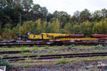 Der 150 t Gleis- und Eisenbahndrehkran (EDK) KIROW Multi Tasker KRC 1200, D-HGUI 99 80 9419 041-5 „IDEFIX“ der HERING Bahnbau GmbH in Burbach-Holzhausen, ist am 19 Oktober 2025 im Rbf Betzdorf/Sieg abgestellt. Leider stehen noch auf den Gleisen davor andere Wagen. Nach der Gewichtsklasse hätte der Kran eher den Namen „Obelix“ verdient und nicht den Namen nach Hund von Obelix „Idefix“. 
Rechts vor dem Kran ein vierachsiger Drehgestell-Flachwagen, Nummer unbekannt, der Gattung Res als Kran-Schutzwagen auslegerseitig beladen mit langen Traversen.  Der 150 t Gleis- und Eisenbahndrehkran (EDK) KIROW Multi Tasker KRC 1200, D-HGUI 99 80 9419 041-5 „IDEFIX“ der HERING Bahnbau GmbH in Burbach-Holzhausen, ist am 19 Oktober 2025 im Rbf Betzdorf/Sieg abgestellt. Leider stehen noch auf den Gleisen davor andere Wagen. Nach der Gewichtsklasse hätte der Kran eher den Namen „Obelix“ verdient und nicht den Namen nach Hund von Obelix „Idefix“. 
Rechts vor dem Kran ein vierachsiger Drehgestell-Flachwagen, Nummer unbekannt, der Gattung Res als Kran-Schutzwagen auslegerseitig beladen mit langen Traversen.