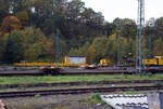 Ein Drehgestell-Flachwagen, Nummer unbekannt, der Gattung Res als Kran-Schutzwagen gegenlastseitig, u. a, beladen mit Werkstattcontainer, kleine Traversen, Anschlagmittel und sonstiges Zubehör/Equipment, sowie rechts der vierachsige Gegenlastwagen D-HGUI 99 80 9310 032-4 auf der einen Seite mit dem abgelegten Gegengewicht des 150 t Gleis- und Eisenbahndrehkran (EDK) KIROW Multi Tasker KRC 1200, D-HGUI 99 80 9419 041-5 „IDEFIX“ der HERING Bahnbau GmbH und auf der anderen Seite stützt, sich hier in der Transportstellung, das Gegengewicht-Teleskop hydraulisch auf dem Gegenlastwagen ab.
Abgestellt am 19 Oktober 2025 im Rbf Betzdorf/Sieg. Ein Drehgestell-Flachwagen, Nummer unbekannt, der Gattung Res als Kran-Schutzwagen gegenlastseitig, u. a, beladen mit Werkstattcontainer, kleine Traversen, Anschlagmittel und sonstiges Zubehör/Equipment, sowie rechts der vierachsige Gegenlastwagen D-HGUI 99 80 9310 032-4 auf der einen Seite mit dem abgelegten Gegengewicht des 150 t Gleis- und Eisenbahndrehkran (EDK) KIROW Multi Tasker KRC 1200, D-HGUI 99 80 9419 041-5 „IDEFIX“ der HERING Bahnbau GmbH und auf der anderen Seite stützt, sich hier in der Transportstellung, das Gegengewicht-Teleskop hydraulisch auf dem Gegenlastwagen ab.
Abgestellt am 19 Oktober 2025 im Rbf Betzdorf/Sieg.