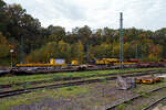 Der 150 t Gleis- und Eisenbahndrehkran (EDK) KIROW Multi Tasker KRC 1200, D-HGUI 99 80 9419 041-5 „IDEFIX“ der HERING Bahnbau GmbH in Burbach-Holzhausen, ist am 19 Oktober 2025 im Rbf Betzdorf/Sieg abgestellt. Leider stehen noch auf den Gleisen davor andere Wagen. Nach der Gewichtsklasse hätte der Kran eher den Namen „Obelix“ verdient und nicht den Namen nach Hund von Obelix „Idefix“. 
Rechts vor dem Kran ein vierachsiger Drehgestell-Flachwagen, Nummer unbekannt, der Gattung Res als Kran-Schutzwagen auslegerseitig beladen mit langen Traversen. 
Links hinter dem Kran den vierachsige Gegenlastwagen D-HGUI 99 80 9310 032-4 auf der einen Seite mit dem abgelegten Gegengewicht des Krans und auf der anderen Seite stützt, sich hier in der Transportstellung, das Gegengewicht-Teleskop hydraulisch auf dem Gegenlastwagen ab. Durch die Abstützung wird die Achslast und folglich die Streckenlast (Meterlast) vom Kran auf max. 7,2 t/m reduziert. Die max. Achslasten betragen beim Kran 13,7 t und den Wagen 19,9 t, so kann der Kranzug auf der Streckenklasse C befördert werden. 
Dahinter noch ein vierachsiger Drehgestell-Flachwagen, Nummer unbekannt, der Gattung Res als Kran-Schutzwagen gegenlastseitig, u. a, beladen mit Werkstattcontainer, kleine Traversen, Anschlagmittel und sonstiges Zubehör/Equipment. Der 150 t Gleis- und Eisenbahndrehkran (EDK) KIROW Multi Tasker KRC 1200, D-HGUI 99 80 9419 041-5 „IDEFIX“ der HERING Bahnbau GmbH in Burbach-Holzhausen, ist am 19 Oktober 2025 im Rbf Betzdorf/Sieg abgestellt. Leider stehen noch auf den Gleisen davor andere Wagen. Nach der Gewichtsklasse hätte der Kran eher den Namen „Obelix“ verdient und nicht den Namen nach Hund von Obelix „Idefix“. 
Rechts vor dem Kran ein vierachsiger Drehgestell-Flachwagen, Nummer unbekannt, der Gattung Res als Kran-Schutzwagen auslegerseitig beladen mit langen Traversen. 
Links hinter dem Kran den vierachsige Gegenlastwagen D-HGUI 99 80 9310 032-4 auf der einen Seite mit dem abgelegten Gegengewicht des Krans und auf der anderen Seite stützt, sich hier in der Transportstellung, das Gegengewicht-Teleskop hydraulisch auf dem Gegenlastwagen ab. Durch die Abstützung wird die Achslast und folglich die Streckenlast (Meterlast) vom Kran auf max. 7,2 t/m reduziert. Die max. Achslasten betragen beim Kran 13,7 t und den Wagen 19,9 t, so kann der Kranzug auf der Streckenklasse C befördert werden. 
Dahinter noch ein vierachsiger Drehgestell-Flachwagen, Nummer unbekannt, der Gattung Res als Kran-Schutzwagen gegenlastseitig, u. a, beladen mit Werkstattcontainer, kleine Traversen, Anschlagmittel und sonstiges Zubehör/Equipment.