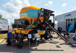 Die Weltneuheit im Gleisbau, der erste 2-Wege-Betonfahrmischer
Die railGOOD by Meykratec aus Bad Rothenfelde prsentierte auf der 29. Internationale Ausstellung Fahrwegtechnik 2025 (iaf) in Mnster (hier am 20 Mai 2025) den GOODmix 3,5, einen Betonmischer mit Schienenfahrwerk. Eine Innovation auf die die Welt des Gleisbaus gewartet hat. Zugelassen ist er als Gleisfahrende Baumaschine G 9901 001 (Art: Zweiwege-Betonmischer GOODmix 3,5). Ich finde ein sehr gelungenes Gert. 

Das Schienenfahrwerk des GOODmix 3,5 ermglicht es dem Betonmischer sich mhelos auf den Gleisen zu bewegen, ohne dabei aufwndige Transportlsungen oder zustzliche Maschinen zu bentigen. Dies spart nicht nur Zeit und Kosten, sondern erhht auch die Flexibilitt und Produktivitt auf der Baustelle. 

Dank seiner robusten Bauweise und leistungsstarken Mischtrommel liefert der GOODmix 3,5 zuverlssig eine gleichmige und hochwertige Betonmischung, die den Anforderungen des Gleisbaus in jeder Hinsicht gerecht wird. 

Das Basisfahrzeug ist ein DIECI Fahrmischer vom Typ AB L 4700 T des italienischen Herstellers Dieci s.r.l. aus Montecchio Emilia. Das Schienenfahrwerk ist vom niederlndischen Hersteller AMT aus Breda. Idee Entwicklung sind von railGOOD by Meykratec aus Bad Rothenfelde, die auch den Alleinvertrieb hat. 

Das Fahrzeug:
Der hydrostatische Antrieb mit Verstellpumpe, gewhrleistet flssige und genaue Bewegungen. Der unabhngige Hydraulikkreis fr die Trommeldrehung garantiert maximale Mischleistungen. Die Mischtrommel verfgt zur einfacheren Entleerung ber eine Hubeinrichtung, sowie ein 180-Drehsystem fr eine dreiseitige Entleerung. Die Fahrerkabine, die sich hinsichtlich Ergonomie, Komfort und Sicherheitsausstattungen im gehobenen Segment ansiedelt, ist mit einem umkehrbaren Fahrerstand ausgestattet, so kann der Fahrer immer in Fahrtrichtung sitzen.

Technische Merkmale:
Abmessungen in Transportstellung 5.825 x 2.400 x 3.140 mm
Eigengewicht: ca. 9.500 kg
Max. Nutzlast: 5.000 kg
Inhalt Wassertank: 630 l

Dieselmotor: Wassergekhlter 4 Zylinder Perkins-Dieselmotor mit Turbolader und Ladeluftkhlung, sowie Direkteinspritzung, vom Typ 904J-E36TA (Stage V)
Motorleistung: 85,6 kW (116 PS) bei 2.200 U/min
Maximales Drehmoment: 566 Nm – 1.500 U/min
Motorhubraum: 3,621 l (Bohrung  98 mm x 120 mm Hub)
Hchstgeschwindigkeit Offroad: 27 km/h 

Auf der Schiene:
Inbetriebnahme: 07.01.2025
Spurweite: 1.435 mm (Normalspur)
Hchstgeschwindigkeit: 19,5 km/h (in Arbeitsstellung 5 km/h)
Zur Mitfahrt zugelassene Personen: 1 (Fahrer + 1 Rangierbegleiter)
Zugelassene Streckenklasse: A und hher
Laufraddurchmesser: 500 mm (neu)
Hydraulische Bremse auf allen vier Eisenbahnrder im Laufwerk
Federspeicherbremsen auf allen vier Eisenbahnrder im Laufwerk Durchmesser Schienenrad 500 mm
Max. Rampenwinkel 13,5
Max. berhhung 200 mm
Fahrgeschwindigkeit Gleis Stufe 1 bis 9, Stufe 1 bis 2 9-19,5 km/h
Fahrgeschwindigkeit Offroad 27 km/h
