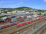 Siegen am 15. Sep. 2007, Blick vom Parkdeck der Citygalerie auf den Hbf und den Ring Lokschuppen. In den Lokschuppen befannd sich bis 2020 das Sdwestflische Eisenbahnmuseum.