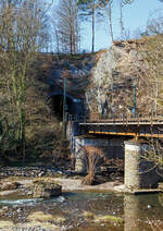 Blick auf die Siegbrücke und den nachfolgenden 32 m langen Mühlburg-Tunnel der Siegstrecke (KBS 460) bei km 79,4 in Scheuerfeld (Sieg) am 26.02.2022.