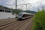 Im Nahverkehr wechseln sich auf der Ruhr-Sieg-Strecke halbstndlich RE-Zge, die nur die greren Stationen bedienen und Regionalbahnen ab, die alle Halte anfahren.